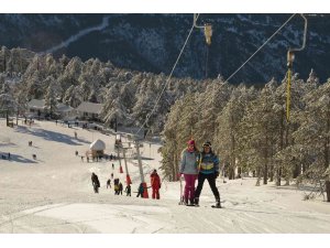 Gediz Murat Dağı Termal Kayak Merkezi’nde yarıyıl tatili yoğunluğu