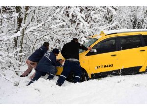 Yalova’da kar sebebiyle araçlar yoldan çıktı