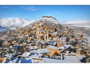 Mardin’de karla birlikte tarihi yapılar beyazla süslendi