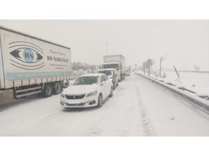 Süpürgelik’te trafik akışına kar engeli