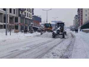 Ağrı Belediyesi kar temizleme çalışmalarına devam ediyor