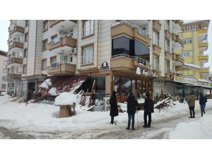 Gaziantep’te çatıdan düşen karlar iş yerlerine zarar verdi