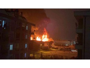 Konya’nın merkez Karatay ilçesinde bulunan bir sünger fabrikasında yangın çıktı. Yangını söndürmek için çok sayıda itfaiye ekibi müdahale ediyor.  Yangının mesai saati sonrasında başladığı içeride kalan kimse olmadığı belirt