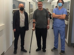 Rusya’dan felçli geldi, İzmir’deki ameliyatın ardından yürüyerek gitti