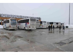 İstanbul’a gidemeyen yolcular saatlerdir Bolu’daki tesislerde bekletiliyor