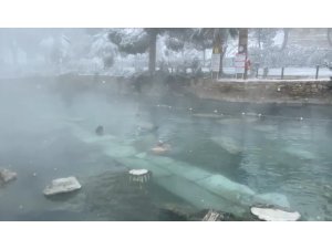 Pamukkale’de 30 santimetre karda yüzme keyfi