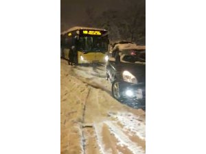 Üsküdar’da yolda kalan İETT otobüsünü otomobille bağlayıp çektiler
