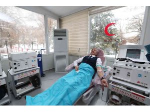 Tahmazoğlu kan vererek kan bağışı çağrısında bulundu