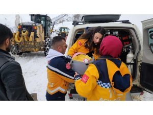 Karla kaplı yollarda ekipler, 40 günlük bebek için seferber oldu