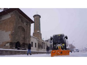 Konya Büyükşehir kar ve buzlanmaya karşı 31 ilçede görev başında