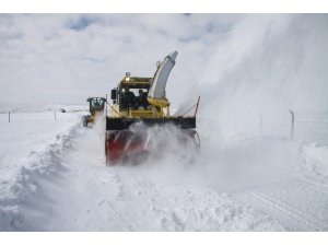 Erzincan’da kar ve tipiden 173 köy yolu ulaşıma kapandı