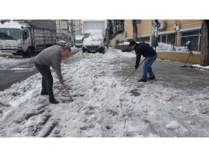 Vatandaşlardan kapı önlerinde ’kar’ temizliği