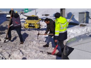 Kuzey Marmara Otoyolu’nda bıraktıkları araçlarını kazma kürekle kurtardılar
