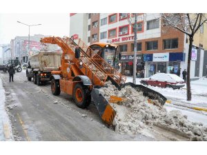 Van Büyükşehir Belediyesi 120 bin ton kar taşıdı