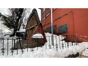 Zonguldak’ta hastane kantininin çatısı çöktü