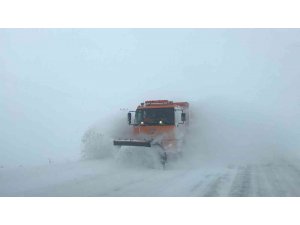 Erzincan’da kar ve tipiden 294 köy yolu ulaşıma kapandı