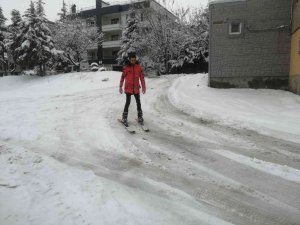 Kar Elazığ’ı kapladı, 3 kafadar kayak takımlarını alıp caddeleri kayakla gezdi