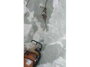 5 metrelik buz kütlesini işçiler motorlu testereyle kesti