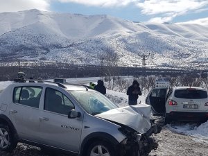 iki otomobil kafa kafaya çarpıştı: 9 yaralı