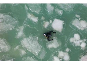 Eğirdir Gölü’nde sıfırın altında 17 derecede buzları kırıp dalış yaptılar