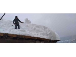 Vatandaşlar evlerinin çatılarındaki kar kütlelerini temizlemeye çalışıyor