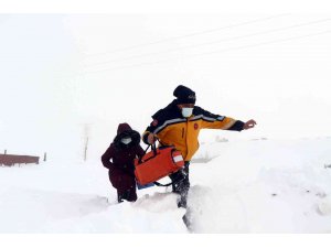 Sağlık ekipleri, 2 metreyi bulan karlı yolları aşıp köylere ulaşıyor