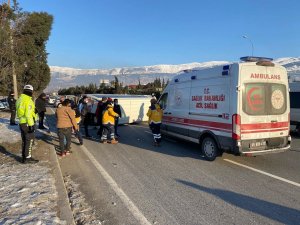 Kahramanmaraş’ta otomobil ile işçi servisi çarpıştı: 4 yaralı