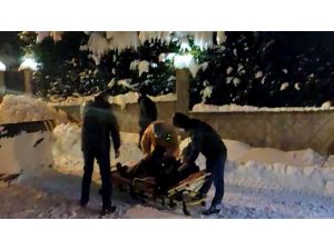 Karda mahsur kalan hasta üç saatlik uğraş sonucu kurtarıldı