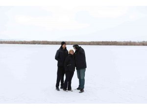 Gece -10 dereceye varan soğuk hava Mogan Gölü’nü dondurdu