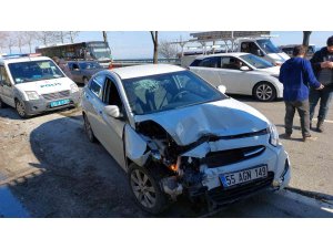 Samsun’da arıza yapan minibüse otomobil çarptı: 1 yaralı
