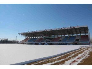 Sivas Muhsin Yazıcıoğlu Stadı maç için kardan temizleniyor