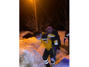 Sağlık Pehlivan’ı: Yaşlı kadını sırtında ambulansa taşıdı