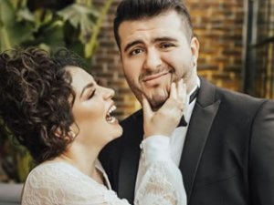 Çok Güzel Bunlar 2 programında benzersiz taklitleri ile tanınan ismi Safa Sarı, sevgilisi Kübra Yıldırım ile dünyaevine girdi.