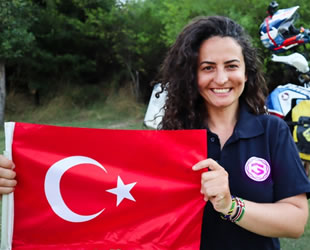 Türk Kadın akademisyen Asil Özbay "Bir kadının gözünden Afrika" belgeseli için motosikletiyle Afrika'yı turluyor