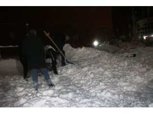 Bitlis’te öğretmenevi bahçesine çığ düştü: 7 araç kara gömüldü