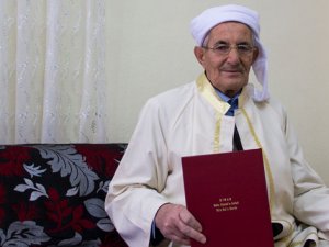 82 yaşındaki emekli imam dört dilde kitap yazdı