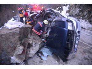 Trabzon’un Tonya ilçesinde üzerine kaya düşen aracın içerisindeki 4 kişinin cansız bedenleri çıkartıldı