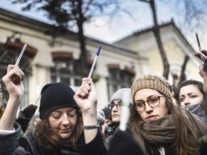 Solidarité (*Dayanışma): Kalemler Susmaz!
