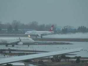 İstanbul pistlerine hava muhalefeti: Uçaklar inemedi