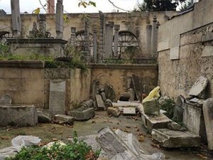 Osmanlı mezar taşlarına kum torbaları attılar