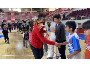 Avrupa’dan madalya ile dönen Muhammet Akdeniz spora başladığı salonda gururla karşılandı