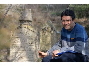 Osmanlı dönemine ait mezar taşlarındaki yazıtlar gün yüzüne çıkarılıyor