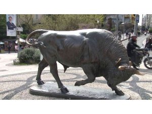 Kadıköy’ün sembolü Boğa Heykeli tahrip edildi