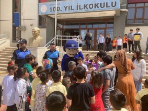 Cizre’de polisler çocukların bayramına eşlik etti