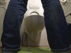 Almanya'da ilginç dava sonuçlandı: Kiracı ayakta tuvaletini yapabilir