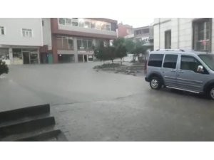 Tuzluca’da sağanak yağış cadde ve sokakları göle çevirdi