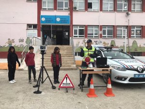 Amasya’da jandarma, kırsalda yaşayan öğrencilere trafik eğitimi verdi