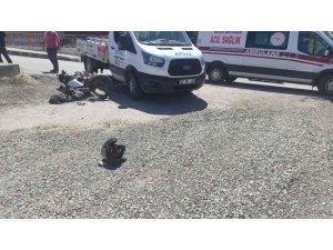 Motosiklet ile kamyonet çarpıştı: 1 yaralı