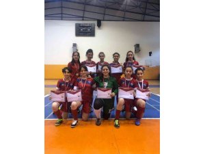 Yenişehir Ortaokulu Kız Futsal Takımı namağlup tamamladı