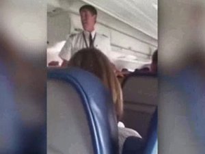 Uçakta panik: Pilot kapıda kaldı